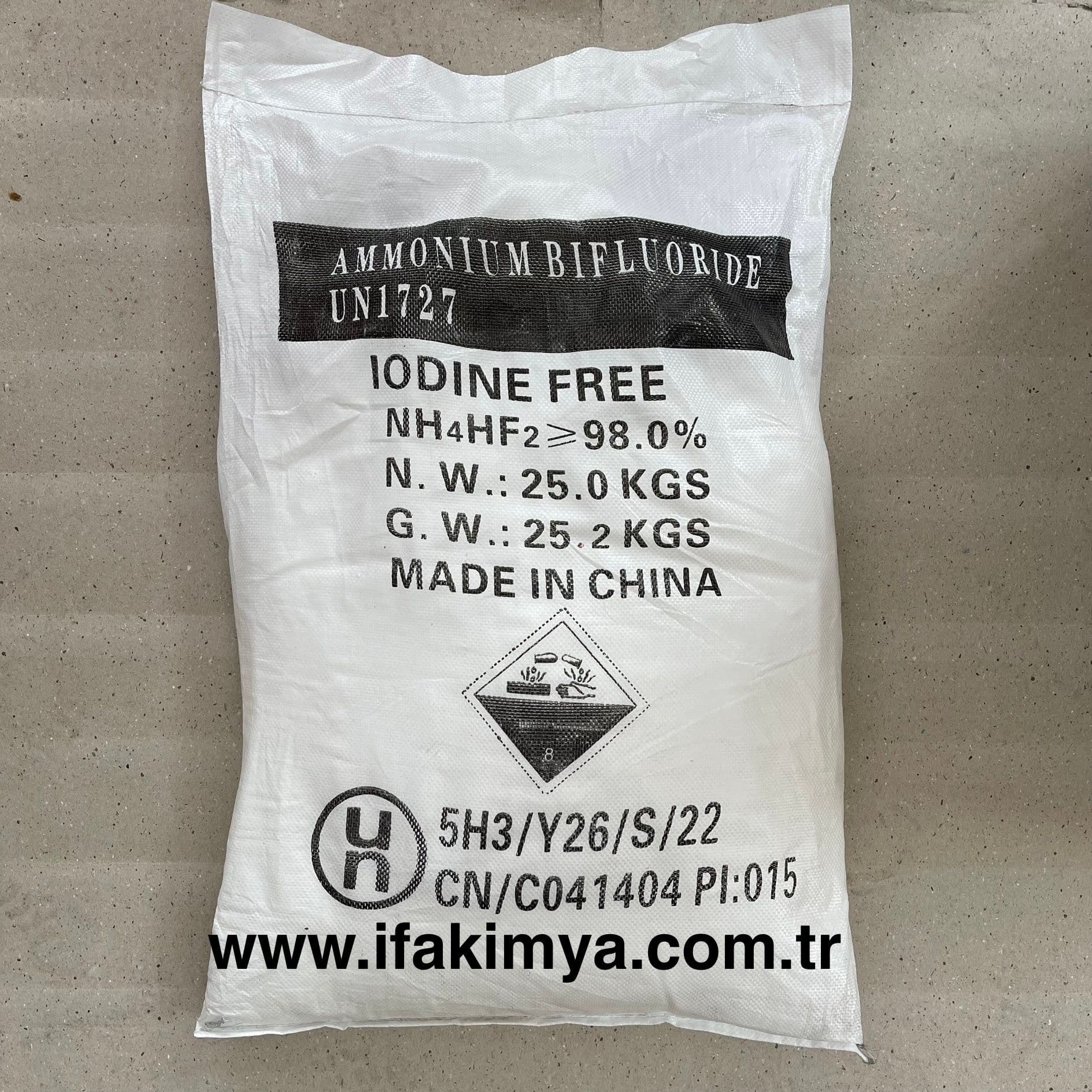 Amonyum biflörür, beyaz kristal yapıda, cam, metal ve seramik yüzeylerin temizlenmesinde kullanılan güçlü bir florür bileşiğidir.