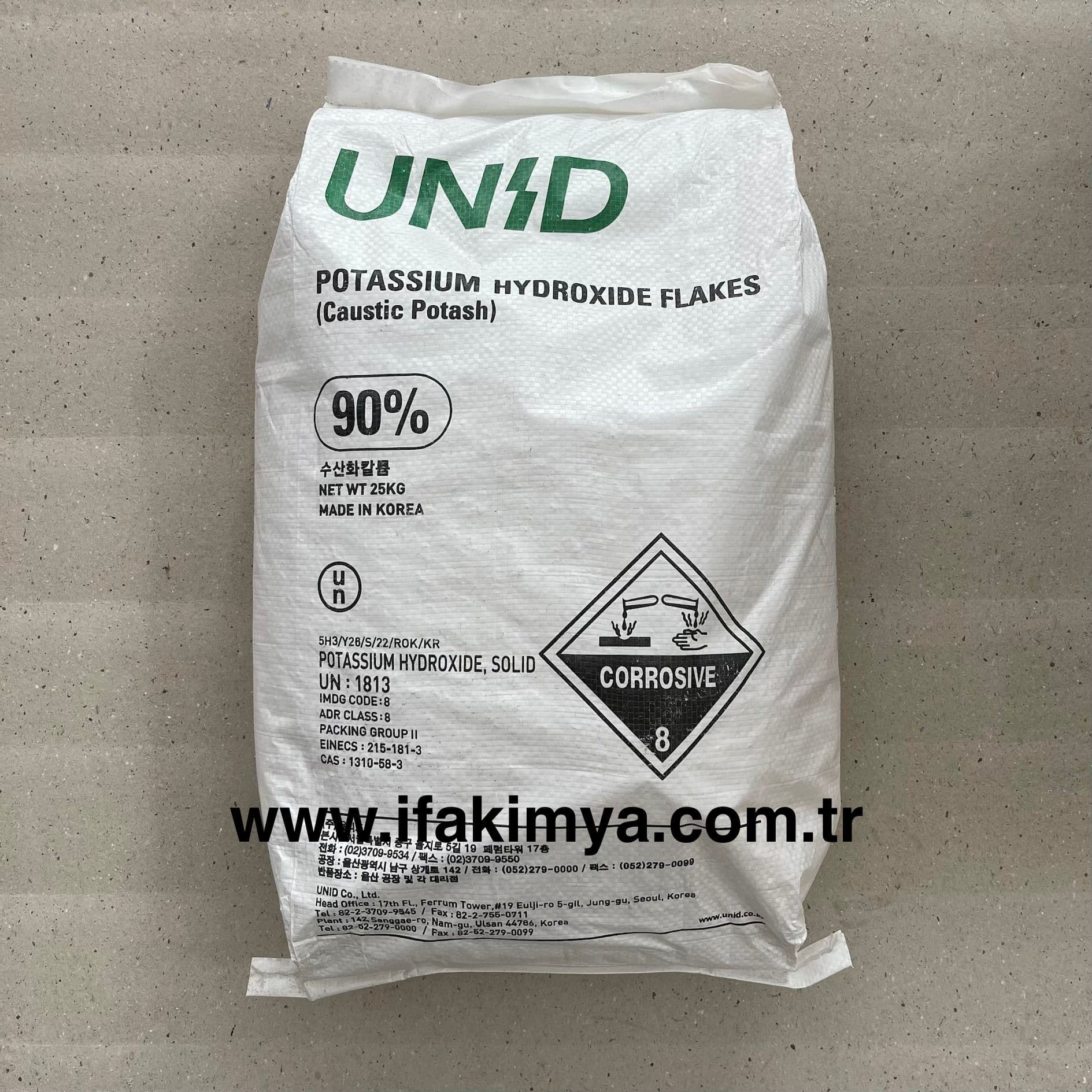 Potasyum hidroksit, beyaz katı veya pul formda, suda kolay çözünen ve güçlü alkaliniteye sahip inorganik bir bazdır.