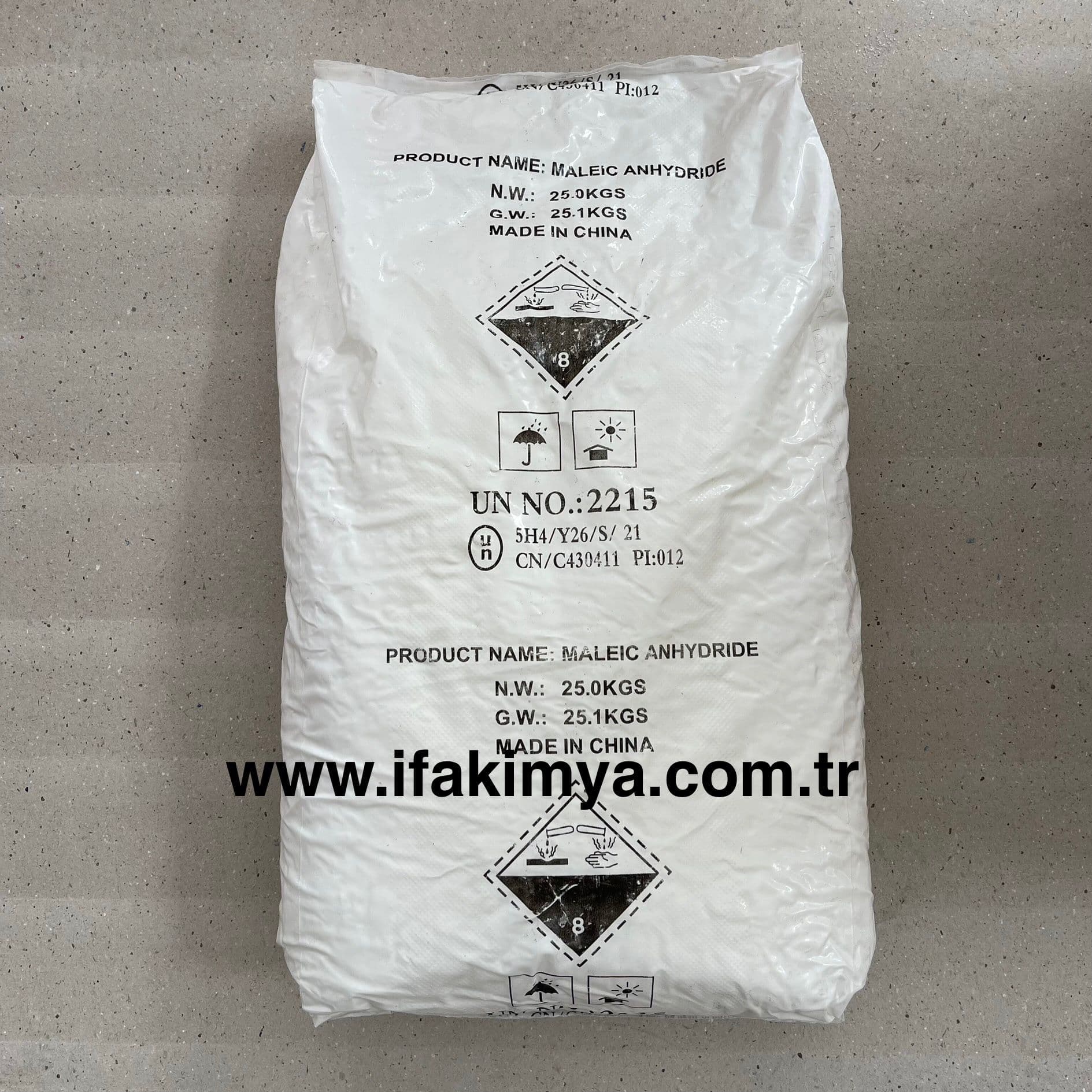 Maleik anhidrit – beyaz kristal formda, endüstriyel üretimlerde kullanılan organik kimyasal bileşik.