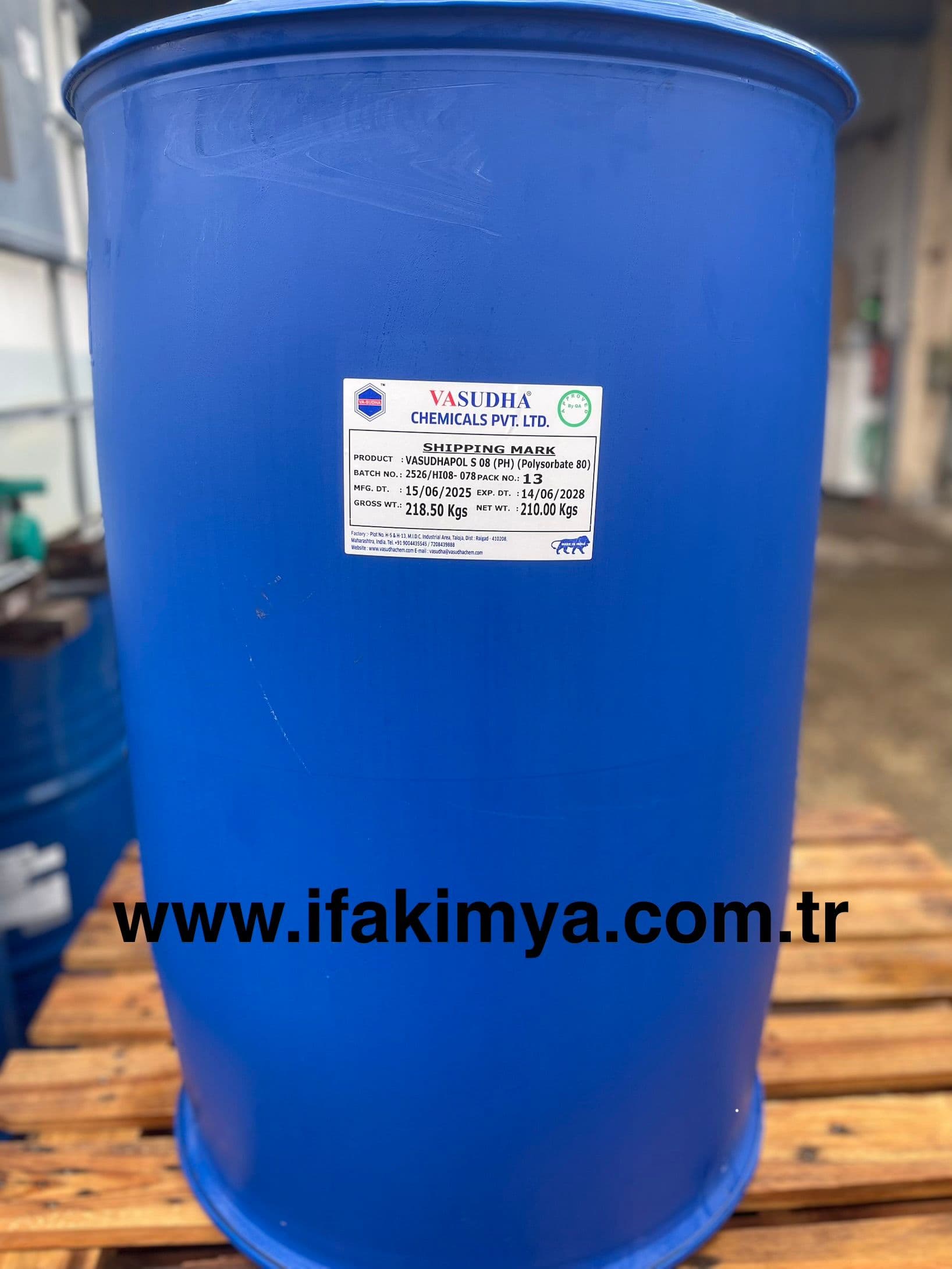 Polisorbat 80 (Tween 80), sarımsı tonlu, viskoz yapıda, yağ ve su fazlarını kararlı hâlde tutan noniyonik emülgatör ve yüzey aktif maddedir.