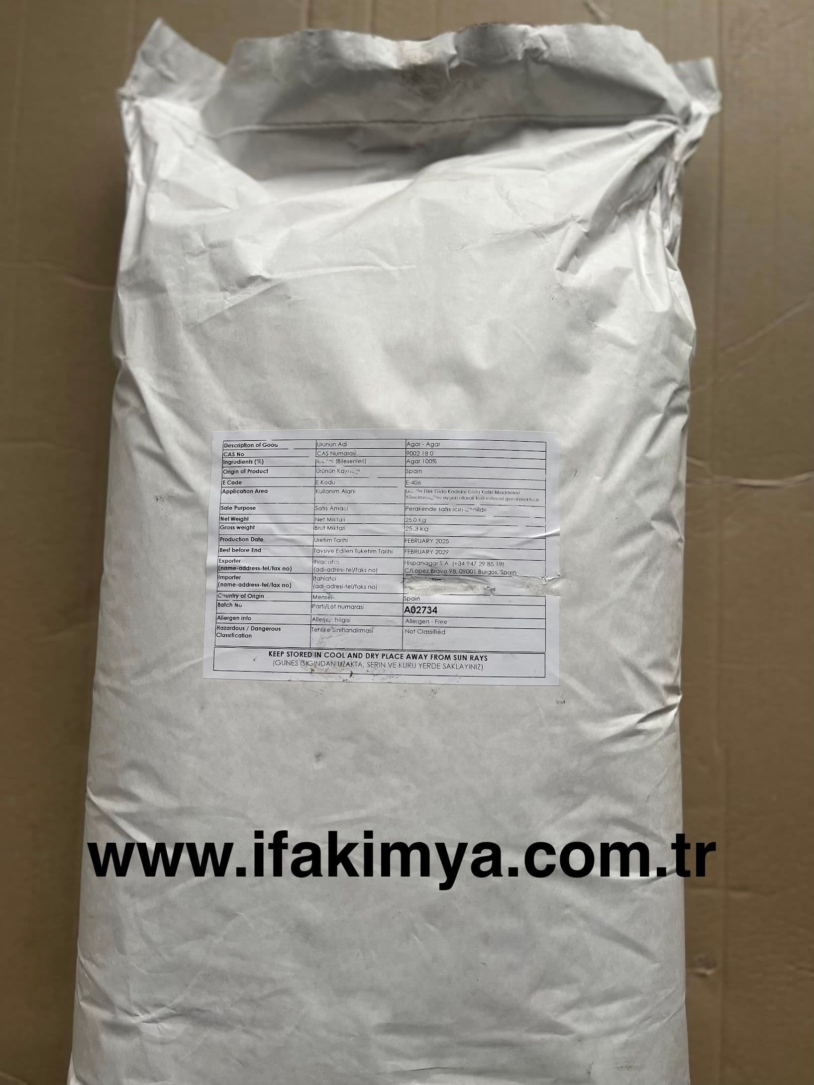 Agar agar, kırmızı yosunlardan elde edilen bitkisel kaynaklı doğal bir polisakkarittir. Güçlü jelleştirici özelliği sayesinde gıda, ilaç, kozmetik ve biyoteknoloji alanlarında kullanılan agar agar, jelatin yerine tercih edilen vegan dostu bir alternatiftir. Renksiz ve kokusuz yapısıyla ürünlerin tadını değiştirmeden kıvam verir, uluslararası standartlarda E406 koduyla tanımlanmış doğal bir katkı maddesidir.