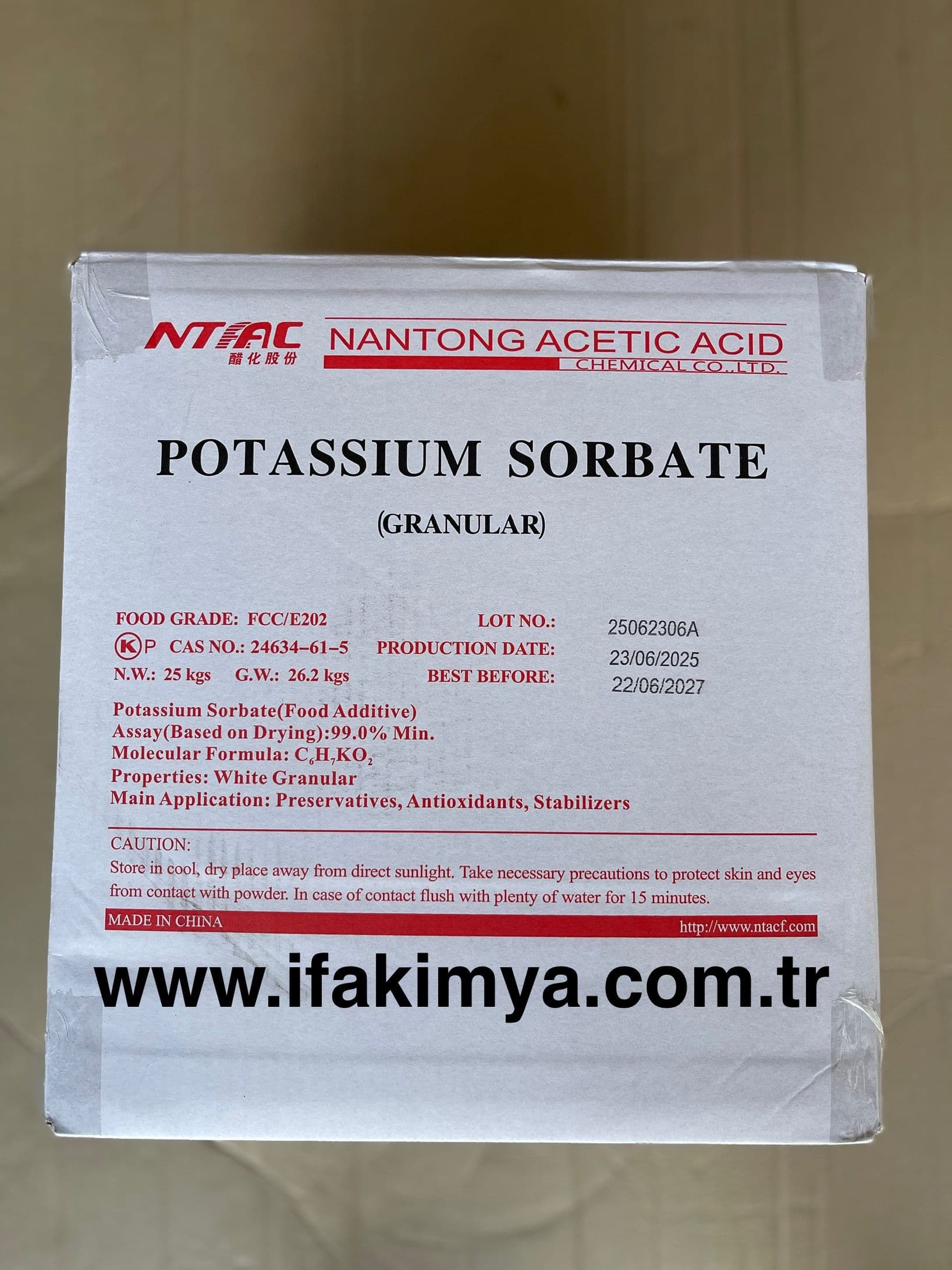 Potasyum sorbat, beyaz granül veya toz formda, gıda ve kozmetik ürünlerinde mikrobiyal büyümeyi önleyen etkili bir koruyucu bileşiktir.