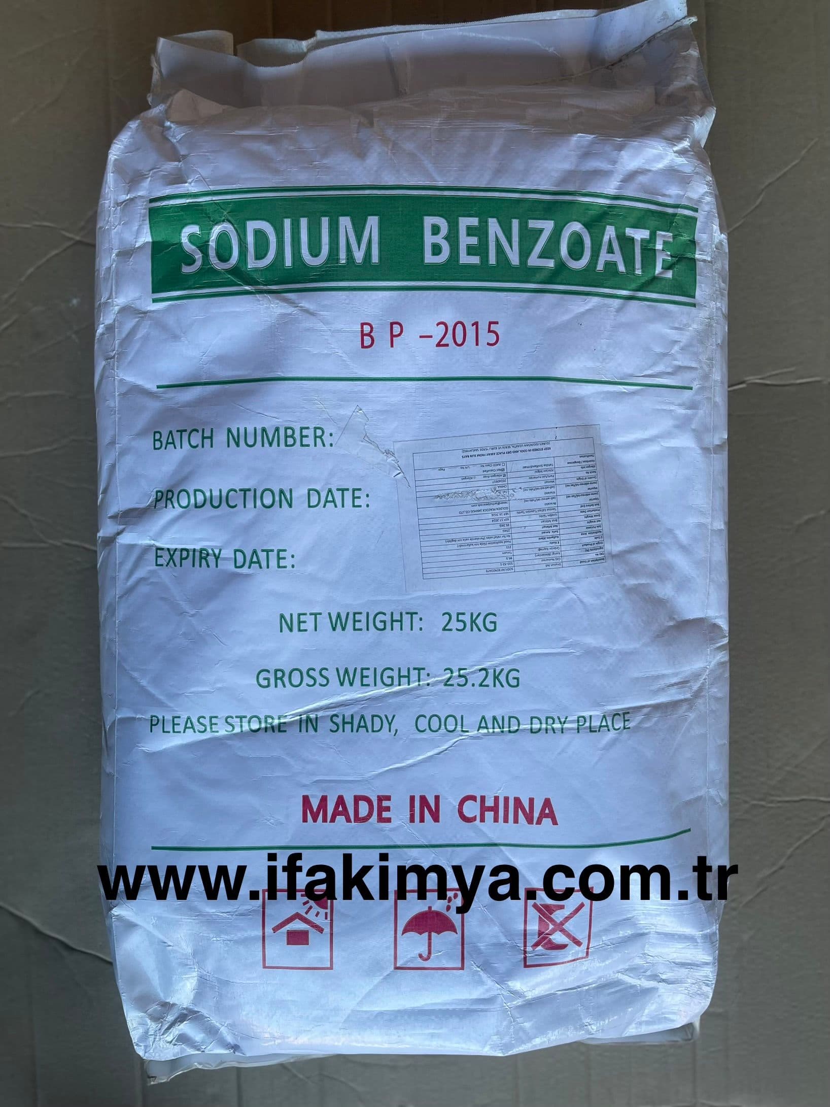 Sodyum benzoat, beyaz kristal toz formda, gıda ve kozmetik ürünlerinde koruyucu olarak kullanılan sodyum tuzu bileşiğidir.