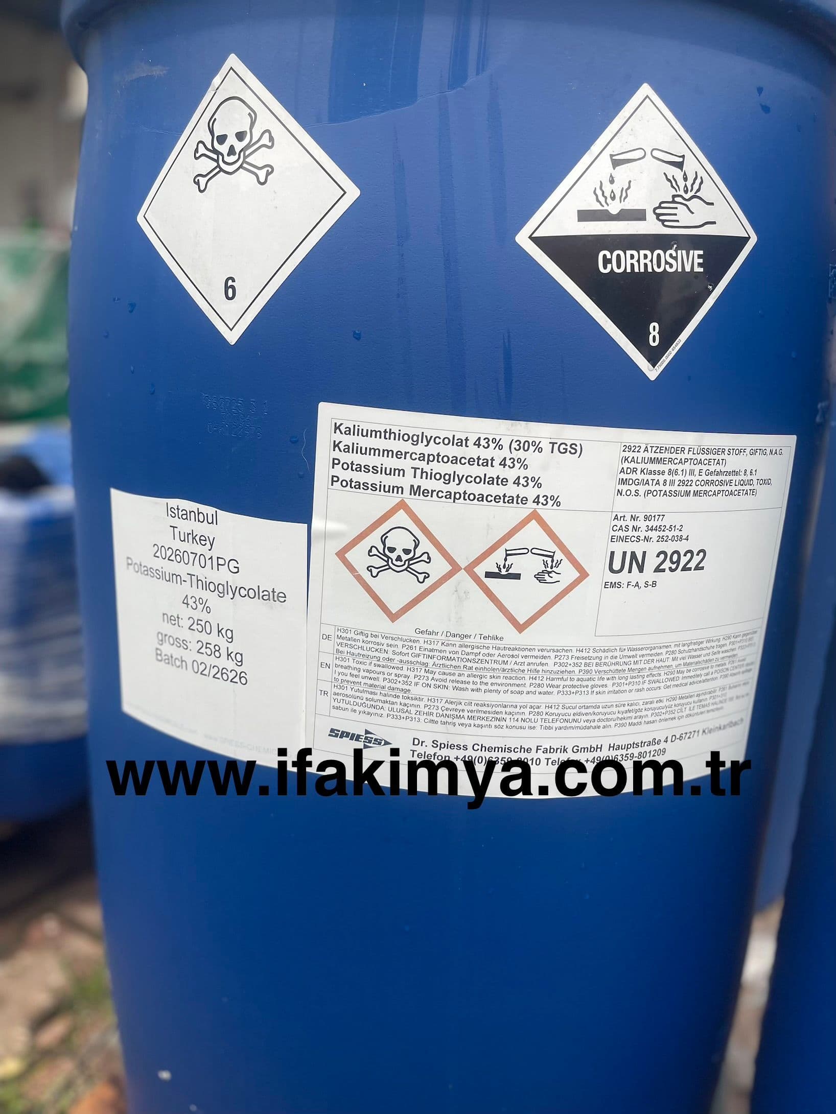 Potasyum tiyoglikolat, tüy dökücü ve saç şekillendirici ürünlerde keratin bağlarını çözen güçlü bir sülfür bazlı kimyasal bileşiktir.